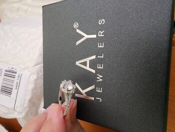 I received a ring in a Kay Jewelry box that I did not order from Williams foto #1