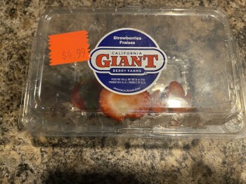 消费者评论 - 食品安全 Hurons Finest, North Van Dyke Road, Verona Township, MI, USA Bought a pint of California giant berry... 照片 #1