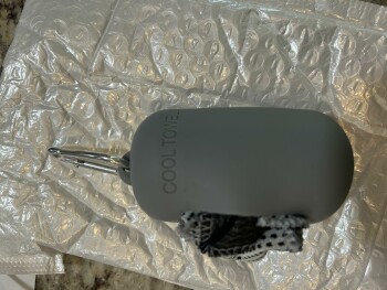 Informe de seguridad del consumidor Received item  that was never ordered Received a cooling towel that we did not order. foto #1