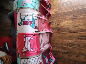 Scarf I did not order with horses. foto #1