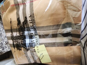 Received a Burberry scarf I did not order foto #1