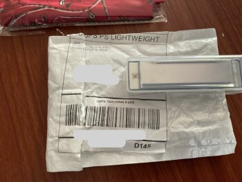 消费者安全报告 Received 2 packages I did not order. No information or receipt included. Pkg 1 was a scarf and pkg 2... 照片 #1