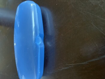 消费者安全报告 Sunglasses received from Carrie Bonkiewicz I received sunglasses in a blue plastic case from CARRIE... 照片 #1