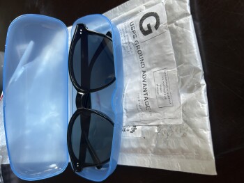 消费者安全报告 Sunglasses received from Carrie Bonkiewicz I received sunglasses in a blue plastic case from CARRIE... 照片 #2