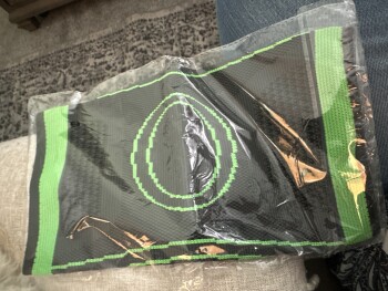 Rapport de sécurité du consommateur Mark Cadicamo - Package in the mail I received a weird knee brace that I didn’t order. No info excep... photo #1