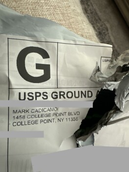 Rapport de sécurité du consommateur Mark Cadicamo - Package in the mail I received a weird knee brace that I didn’t order. No info excep... photo #2