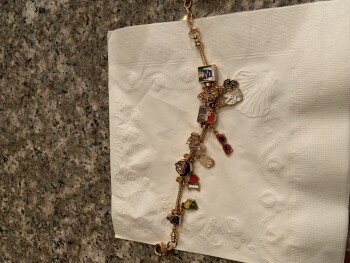 Rapport de sécurité du consommateur Unordered Package from AItrack I did not order this. I ordered a bracelet from the real Taylor swift... photo #1