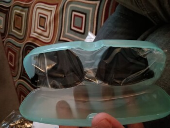 Rapport de sécurité du consommateur Unordered sunglasses Small white package from USPS GROUND ADVANTAGE. SHIP DATE 8/8/23, 4OZ.
TRACKIN... photo #1