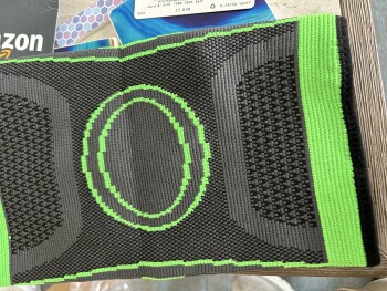 Unknown package.  Did not order. Black and green stretchy knee band. 照片 #1