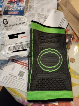 I received a knee pad/ brace from a Carrie Bonkiewicz, I did NOT order anything from this person. 照片 #1