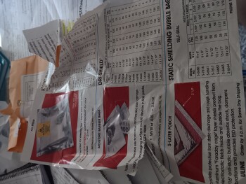 消费者安全报告 Receiving an envelope with just a page torn out of catalog Vanila envelope with only a page torn out... 照片 #1