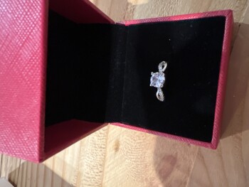 Rapport de sécurité du consommateur A strange ring Gra moissanite brand ring and paper work for a warranty. Totally bogus scam that floa... photo #2