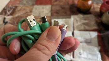 消费者安全报告 Several 3 way USB cords being sent to my Mom address and she never ordered nor purchased these My Mo... 照片 #1